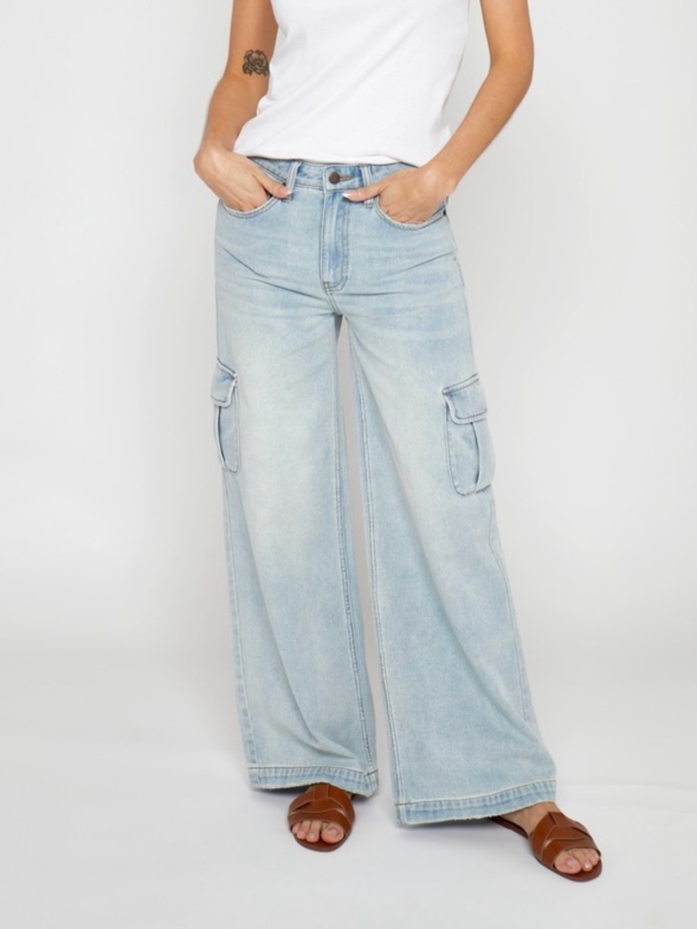 NWT Size 27 Oliver Logan Madison Mid-Rise Wide Leg Cargo Jeans Light Wash (ABBA)